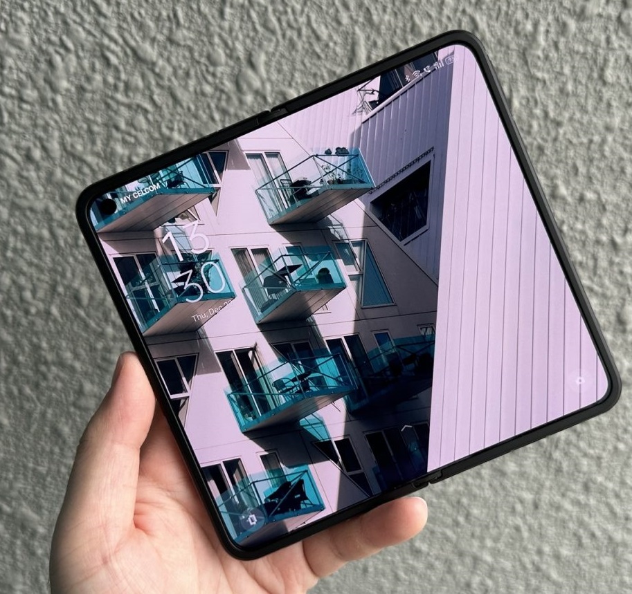 Складной iPhone: подэкранная камера, новые детали и déjà vu по-калифорнийски